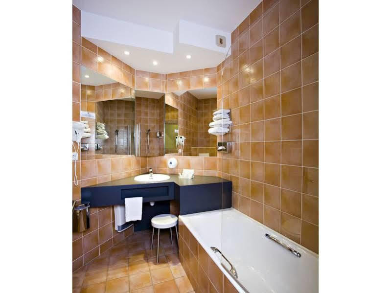 Logis Hotel Parenthese, Restaurant & Spa Chille Dış mekan fotoğraf